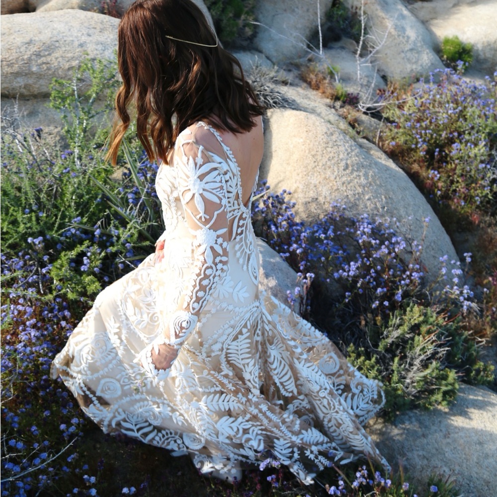 Elegant Cream Lace Wedding Dress - Picture 4 of 16